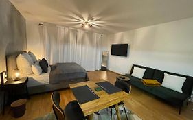 Studio Stevie Nicks I Parking Spot I Workplace I 24in Screen I Kitchen I PS4